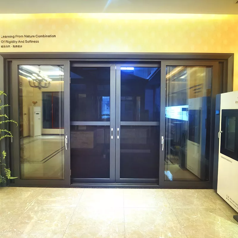 Aleación de aluminio con aislamiento y protección térmica con cinta de elevación y puerta corredera.